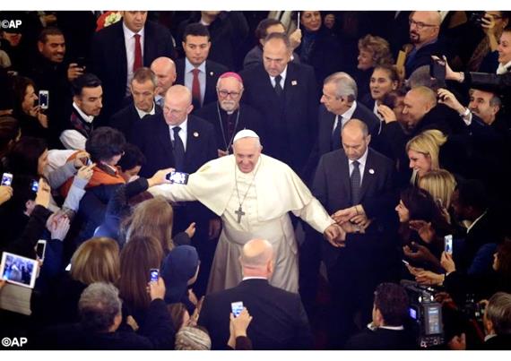 教皇フランシスコ、宗教間対話を呼びかけ、中東・アフリカからの青年難民と会う