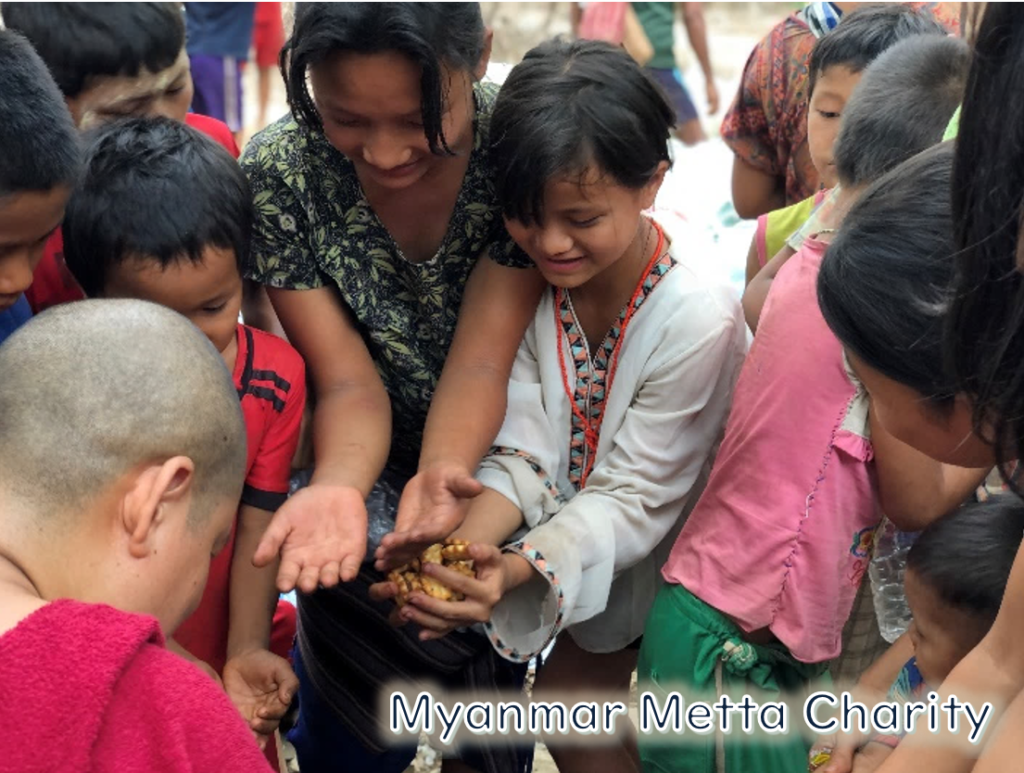集まるミャンマーの子どもたち