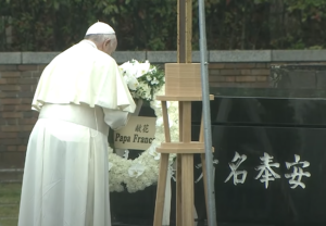 2019年・長崎を訪問した教皇フランシスコが献花をした