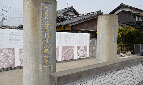 ピーヤを模した2本の追悼碑